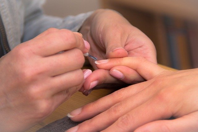Nagelstyliste aan het werk